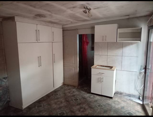 6 BEDROOM HOUSE FOR SALE IN COSMO CITY